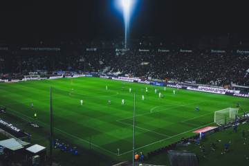 董路场边即兴起舞，小将战术任意球破门（配图示意）